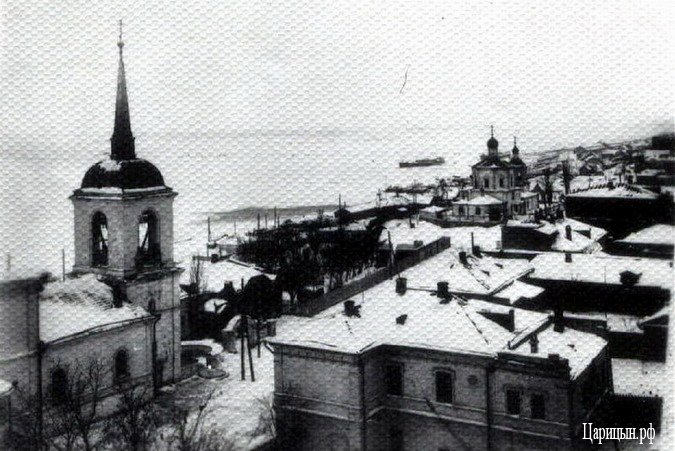 Церковь Троицы Живоначальной, Волгоград (Волгоград, город, Волгоградская область). архивная фотография, 1932 год.Справа Иоанно-Предтеченский храм. За несколько месяцев (дней) до уничтожения. Фото сделано с колокольни Успенского собора. http://царицын.рф/article/templestsaritsyn/168-troitskhram.html