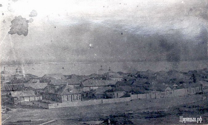 Церковь Троицы Живоначальной, Волгоград (Волгоград, город, Волгоградская область). архивная фотография, Самый ранний фотоснимок (церковь стоит по левому краю фотографии) - ориентировочно конец 1860-х г.г. Источник - ГАВО 15671. http://царицын.рф/article/templestsaritsyn/168-troitskhram.html