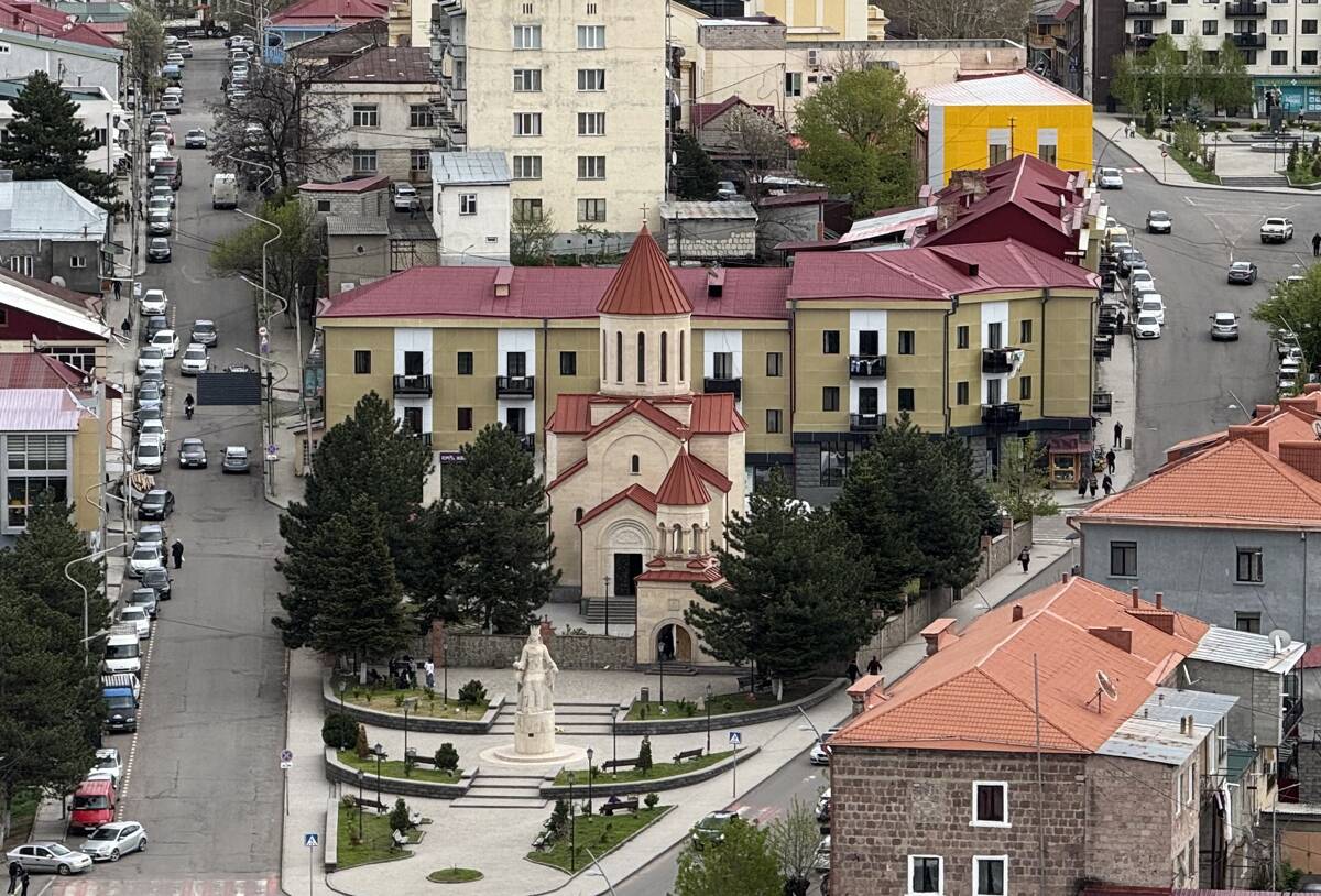 Церковь Тамары Царицы, Ахалцихе (Самцхе-Джавахети, Грузия). общий вид в ландшафте, Церковь в городской застройке, вид из крепости Рабат