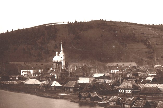 Церковь Димитрия Солунского, Сим (Ашинский район, Челябинская область). архивная фотография, Храм в городском пейзаже. Источник: sim-portal.ru/photo/3772/sim-tserkov-1892-god