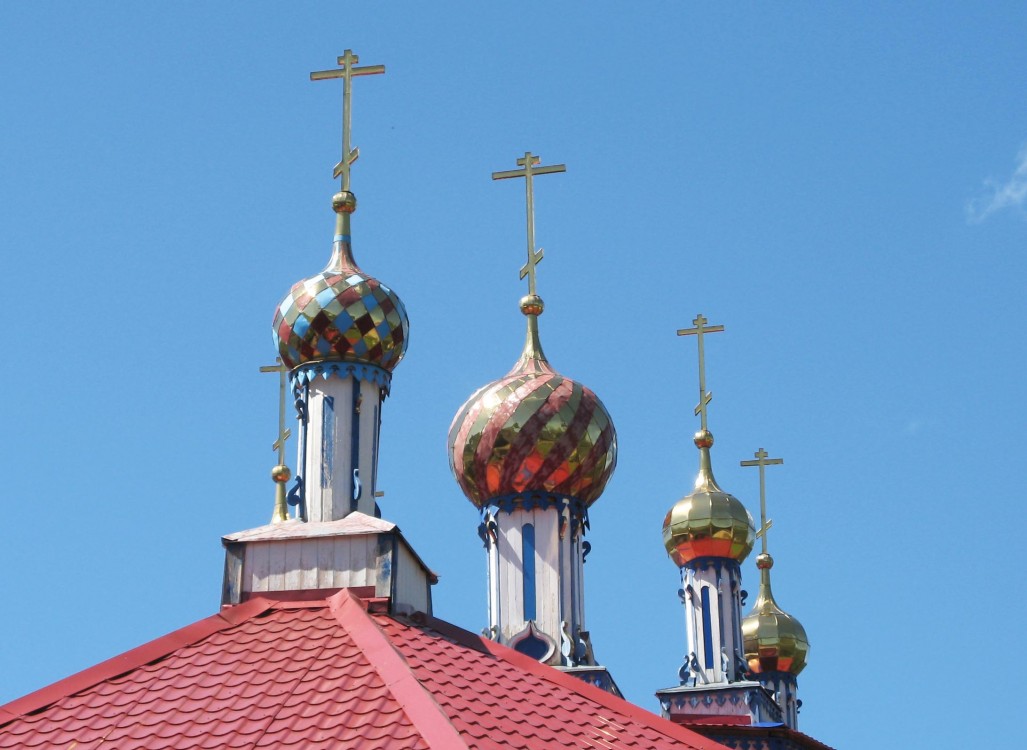 Церковь Димитрия Солунского, Сим (Ашинский район, Челябинская область). архитектурные детали, Навершия церкви с куполами