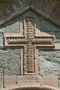 Церковь Вифлеемской иконы Божией Матери, каменный резной крест над входом<br>, Цинарехи, Шида-Картли, Грузия