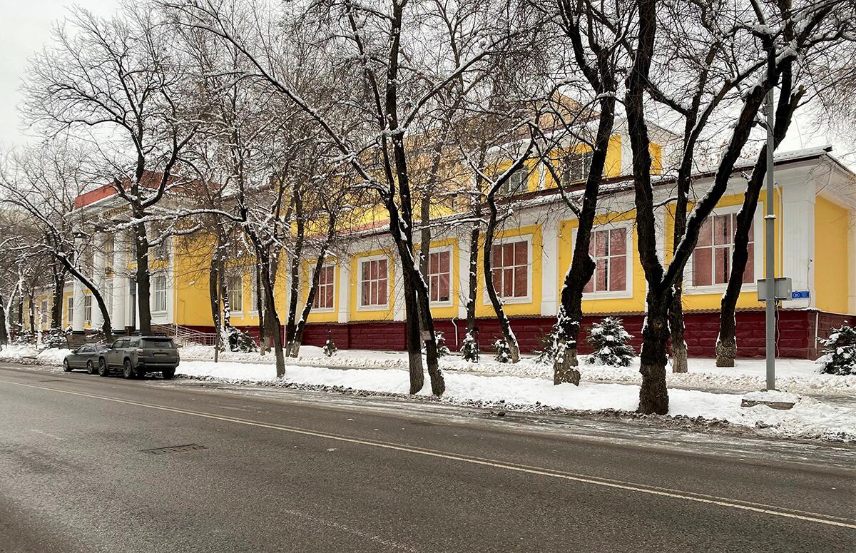Домовая церковь Кирилла и Мефодия при бывшей Верненской мужской гимназии, Алматы (Алматы, город, Казахстан). фасады, Общий вид бывшего здания гимназии