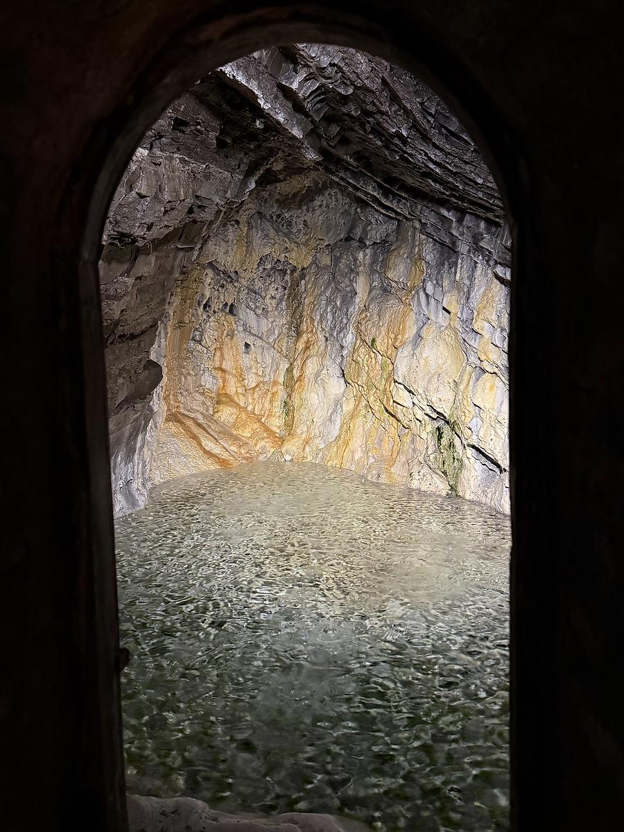 Вид из храма на источник (с востока), архитектурные детали. Церковь Иверской иконы Божией Матери, Мтацминдский район (Тбилиси, город, Грузия)