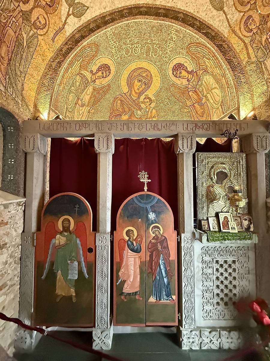 Иконостас, вид с запада, интерьер и убранство. Церковь Иверской иконы Божией Матери, Мтацминдский район (Тбилиси, город, Грузия)