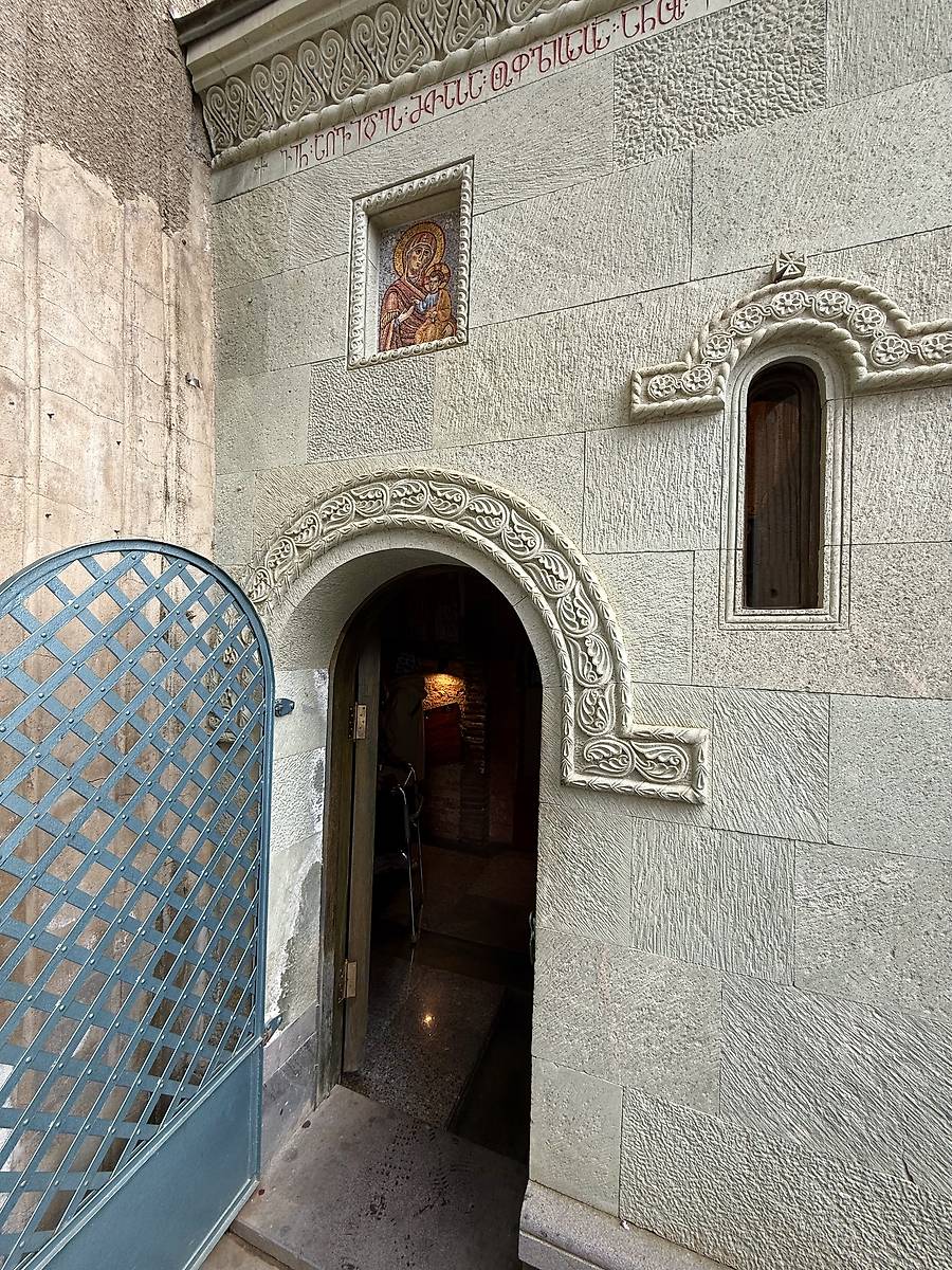 Бровки над входом и окном, архитектурные детали. Церковь Иверской иконы Божией Матери, Мтацминдский район (Тбилиси, город, Грузия)