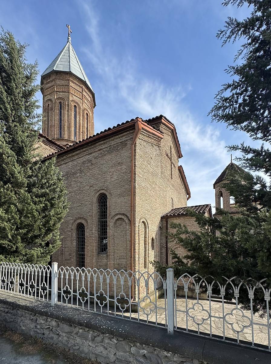 Вид с северо-запада, архитектурные детали. Церковь Иоанна Предтечи, Кварели (Кахетия, Грузия)