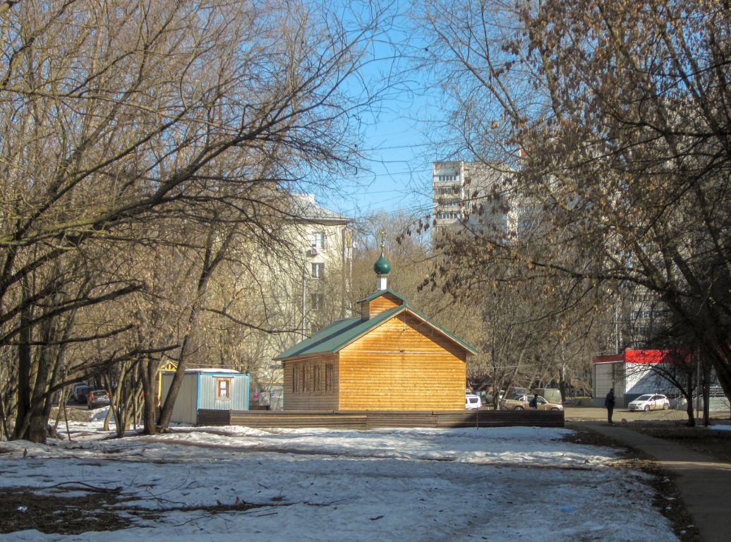 Южное Тушино. Церковь Ермогена, Патриарха Московского в Южном Тушине (деревянная). общий вид в ландшафте, Вид с юга (храм ориентирован по меридиональному направлению с алтарём в южной стороне)