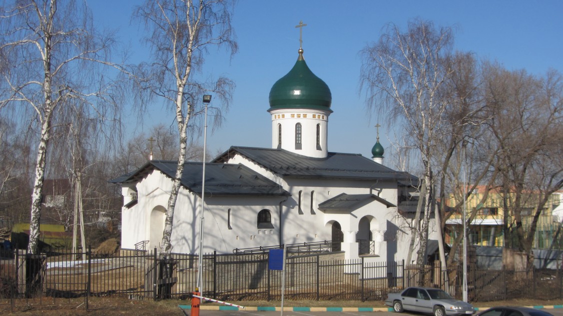 Церковь Серафима Саровского в Кожухове, Косино-Ухтомский (Восточный административный округ (ВАО), г. Москва). общий вид в ландшафте