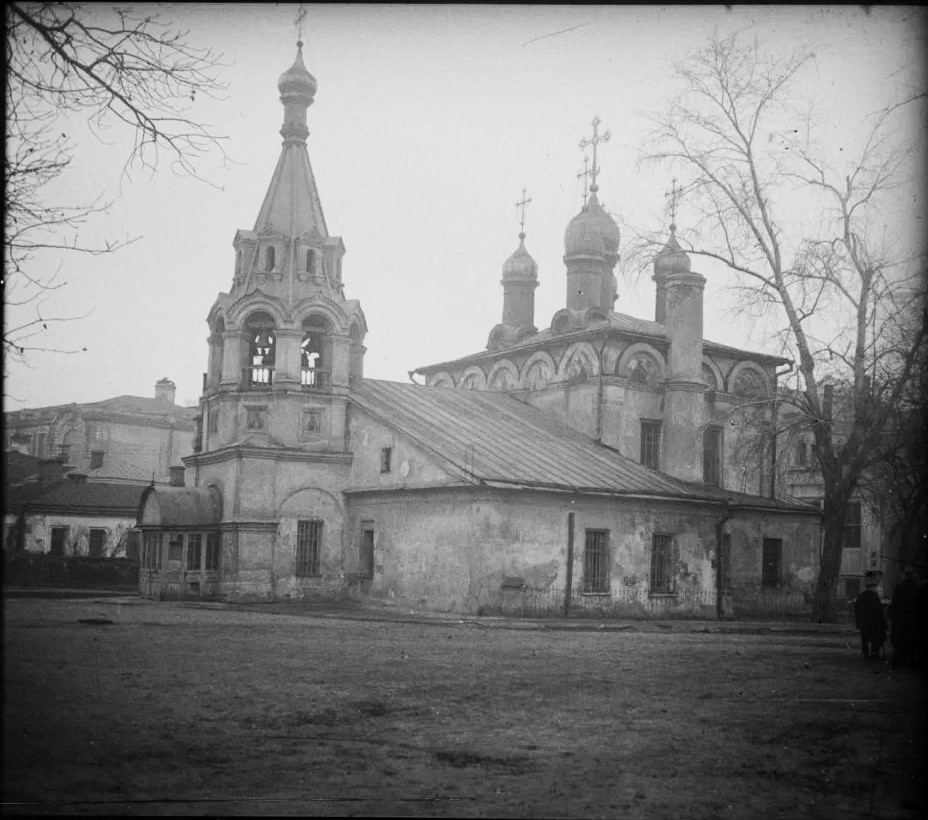 Церковь Усекновения главы Иоанна Предтечи, что в Старой Конюшенной слободе, Хамовники (Центральный административный округ (ЦАО), г. Москва). архивная фотография, Общий вид с юго-западной стороны. Фото Губарева А. А. 10 ноября 1929 г. из фондов ГИМ. (ГК №  48125787)