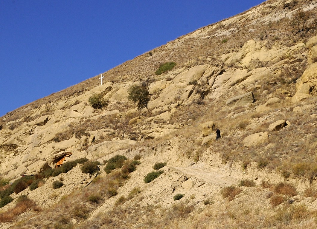 Гареджи, хребет. Монастырь Додо Гареджийского. общий вид в ландшафте