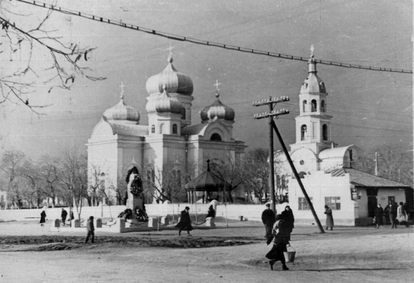 Кафедральный собор Иоанна Предтечи, Комрат (Гагаузия, АТО, Молдова). архивная фотография, Комратский собор в 70-х годах ХХ века. Фото с сайта: http://lookmaps.3dn.ru/_fr/0/2785545.jpg