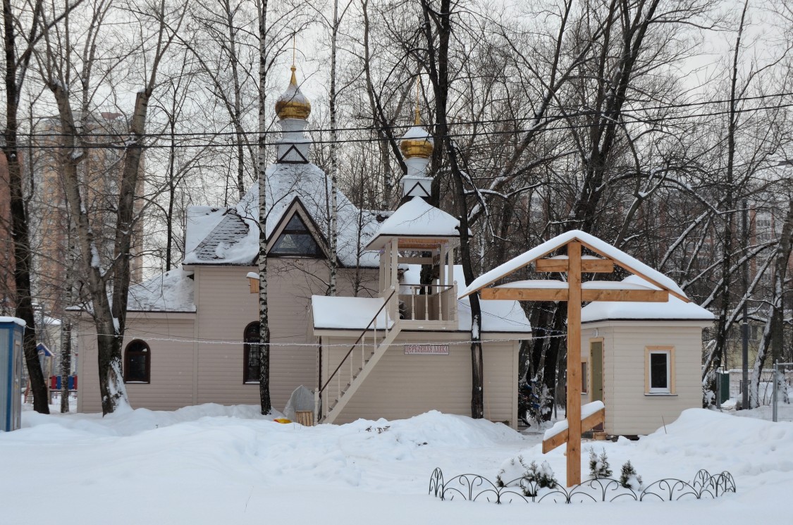 Церковь Ксении Петербургской в Бескудникове (временная), Бескудниковский (Северный административный округ (САО), г. Москва). общий вид в ландшафте