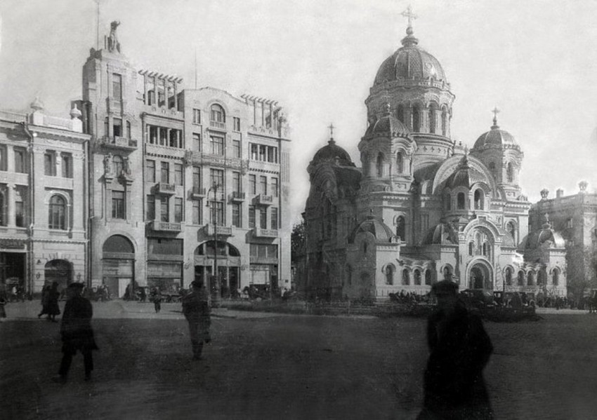 Харьков. Собор Николая Чудотворца. архивная фотография, Гостиница Метрополь (Красная) и Николаевский Собор (1900 год)