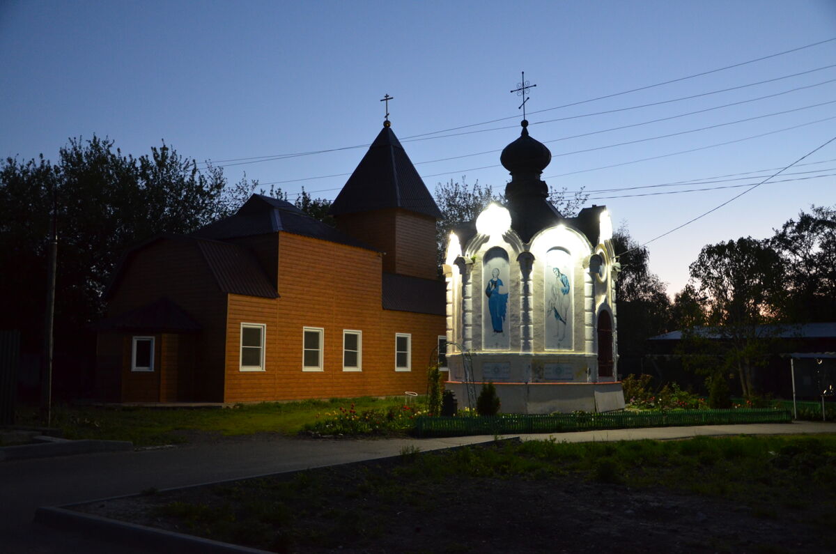 Часовня Митрофана Воронежского, Белинский (Белинский район, Пензенская область). художественные фотографии, Часовня в ночной подсветке. На заднем плане - временная церковь Покрова Пресвятой Богородицы
