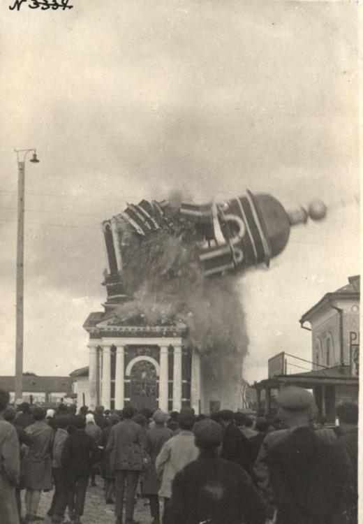 Муром. Церковь Рождества Христова. архивная фотография, Момент взрыва колокольни. Источник: https://russiainphoto.ru/search/photo/years-1930-1940/?page=13&index=3&paginate_page=13&query=%D1%86%D0%B5%D1%80%D0%BA%D0%BE%D0%B2%D1%8C