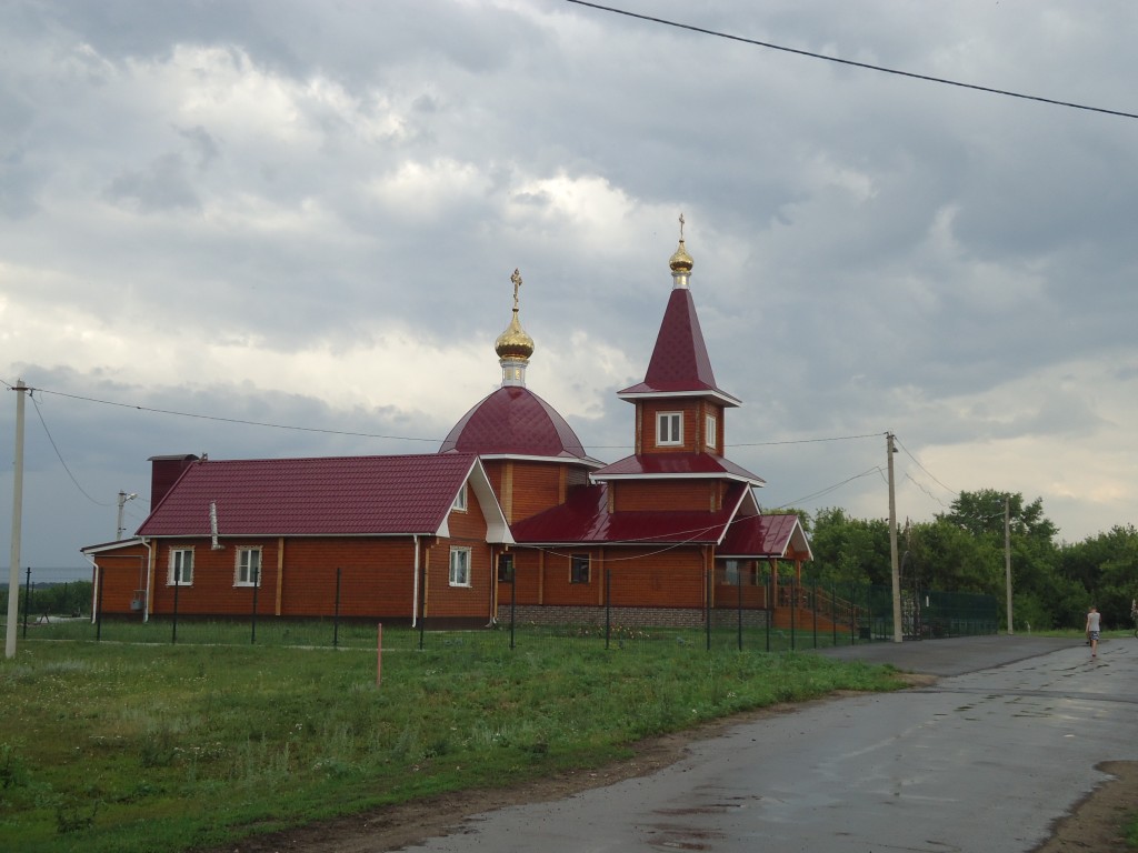 Ровенка. Церковь Димитрия Солунского. общий вид в ландшафте