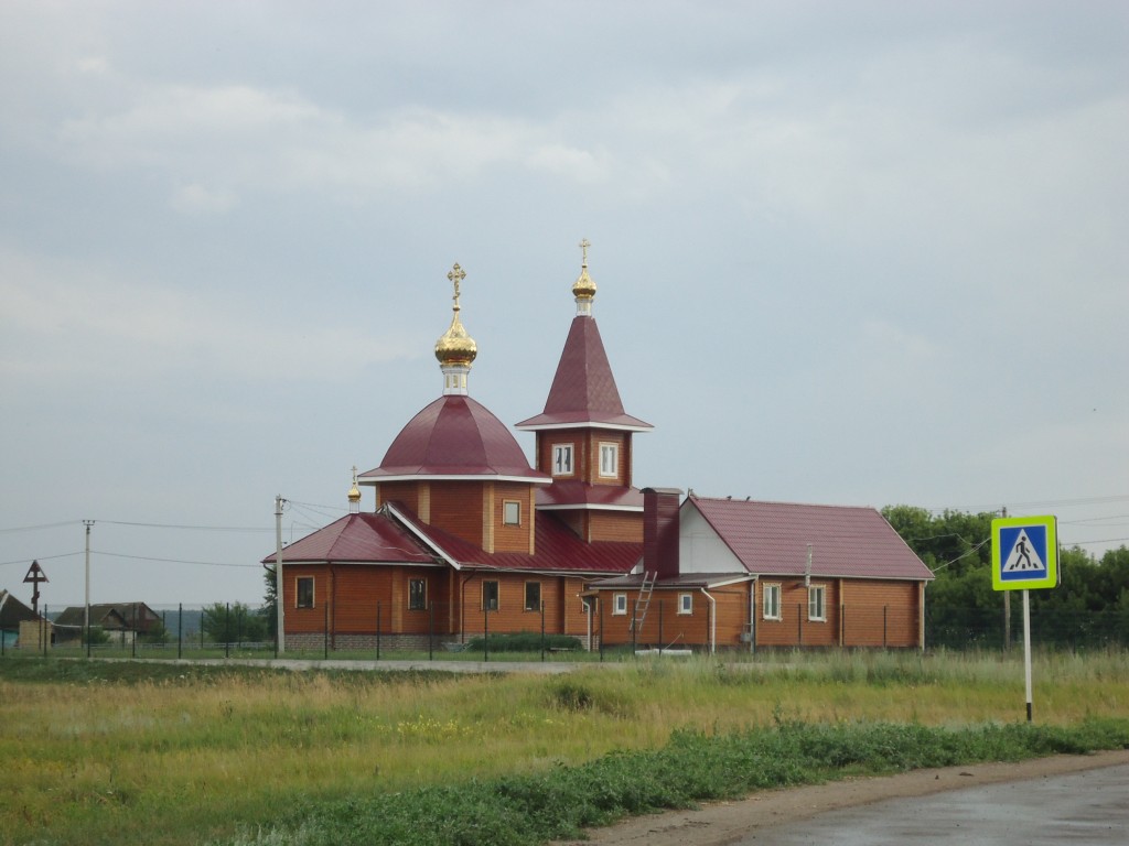 Ровенка. Церковь Димитрия Солунского. общий вид в ландшафте