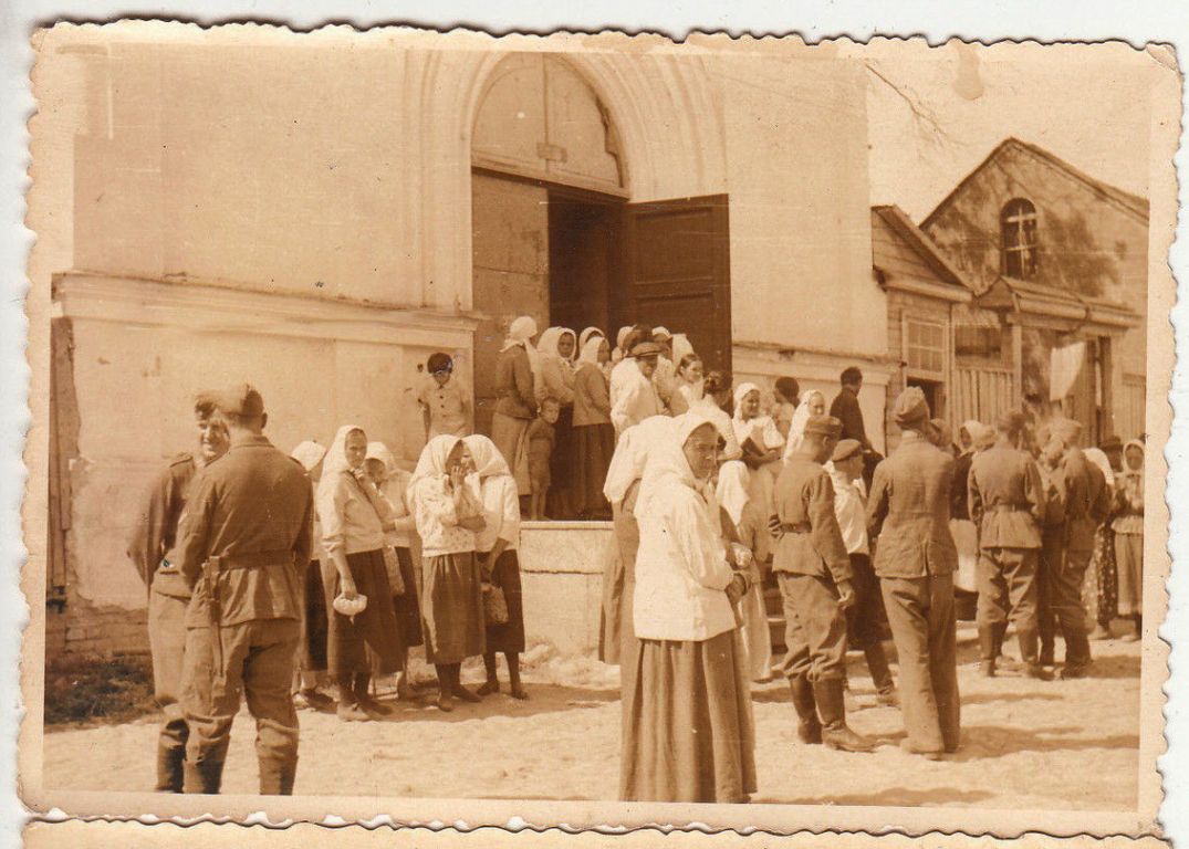 Собор Сошествия Святого Духа, Велиж (Велижский район, Смоленская область). архивная фотография, У входа в собор. Фото 1941 г. с аукциона e-bay.de