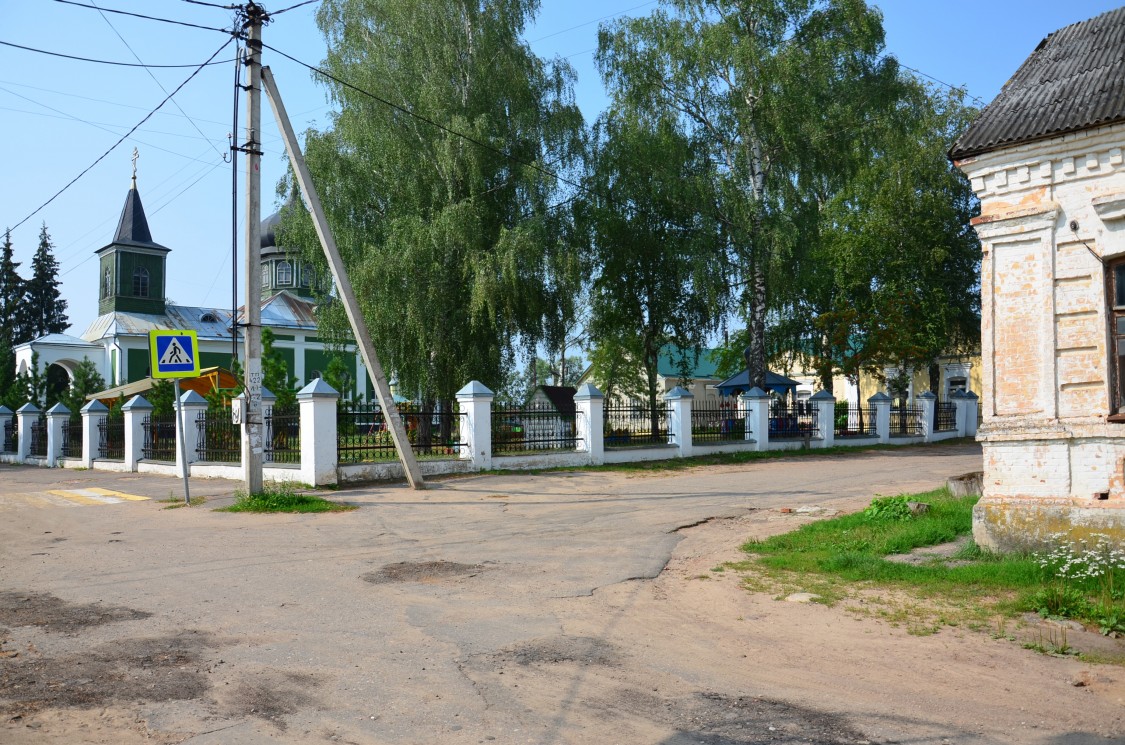 Велиж. Церковь Воздвижения Креста Господня в Русской слободе в Заречье. дополнительная информация, Современный вид места Крестовоздвиженской церкви (православный детский сад). На заднем плане - церковь Трех Святителей.