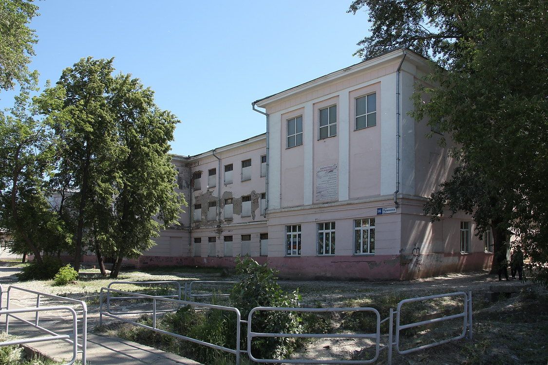 Церковь Александра Невского, Миасс (Миасс, город, Челябинская область). дополнительная информация, Бывший автомеханический техникум, построенный на фундаменте храма