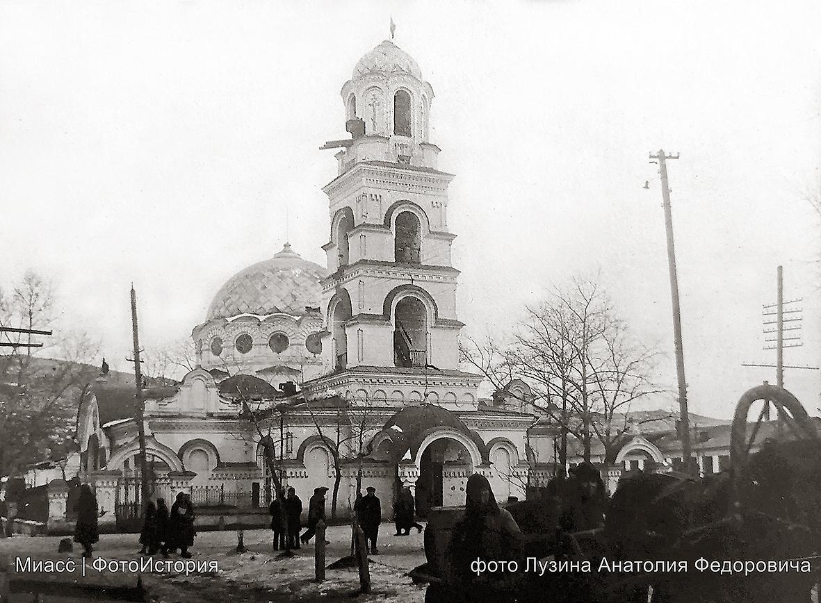 Снятие колокола и разрушения храма. Фото 1930-х годов, архивная фотография. Церковь Петра и Павла, Миасс (Миасс, город, Челябинская область)