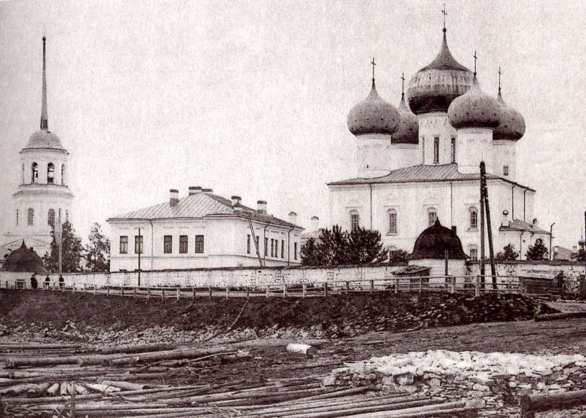 Архангельск. Михайло-Архангельский монастырь. архивная фотография, Вид на монастырь с пристани, с юго-восточной стороны. Фотография 1880-х годов работы неизвестного фотографа.  https://vk.com/old_arkhangelsk