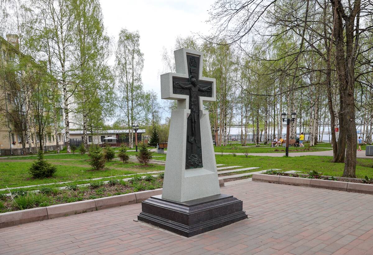 Михайло-Архангельский монастырь, Архангельск (Архангельск, город, Архангельская область). дополнительная информация, Поклонный крест на  месте Михайло-Архангельского монастыря