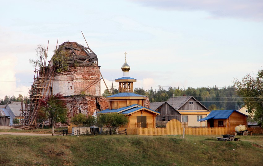 Церковь Троицы Живоначальной (новая), Троица (Белохолуницкий район, Кировская область). общий вид в ландшафте, Начались реставрационные работы на старом храме
