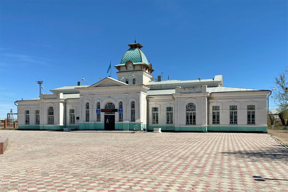 Церковь Троицы Живоначальной, Айтеке-Би (Кызылординская область, Казахстан). фасады, Вид с запада, башенка над входом - перестроенная колокольня