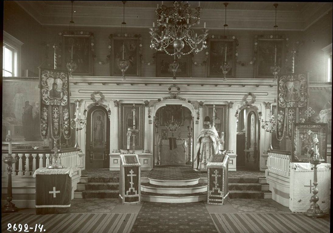 Церковь Петра и Павла, Сент-Пол-Айленд (Аляска, США). архивная фотография, Интерьер церкви со священником. Фотограф Иохельсон В.И., МЭИ РАН