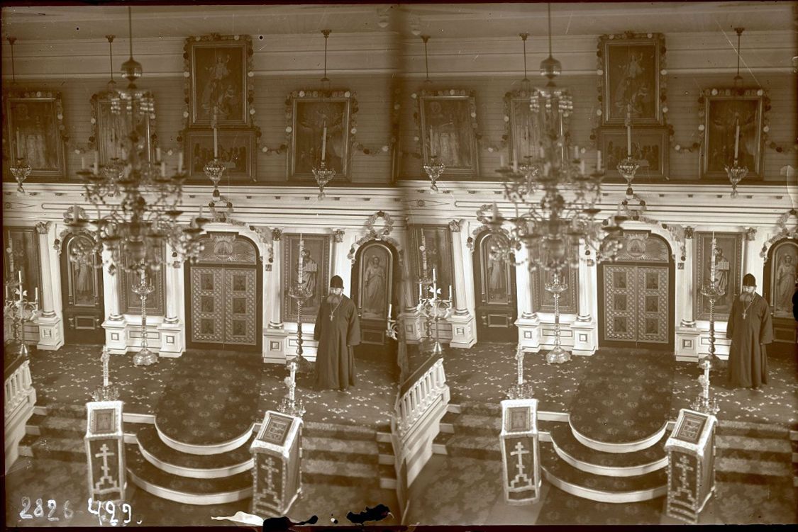 Церковь Петра и Павла, Сент-Пол-Айленд (Аляска, США). архивная фотография, Интерьер церкви со священником. Фотограф Иохельсон; стереофотография В.И., МЭИ РАН