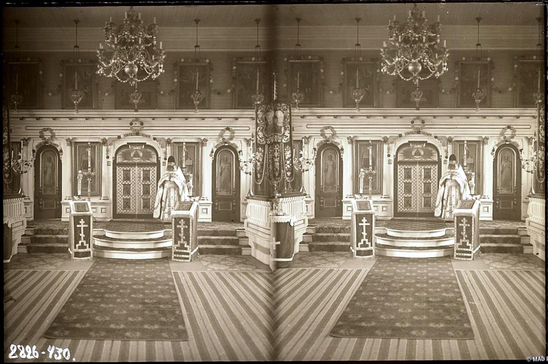 Церковь Петра и Павла, Сент-Пол-Айленд (Аляска, США). архивная фотография, Амвон и и царские врата со священником в интерьере. Фотограф Иохельсон В.И., стереофотография; МЭИ РАН