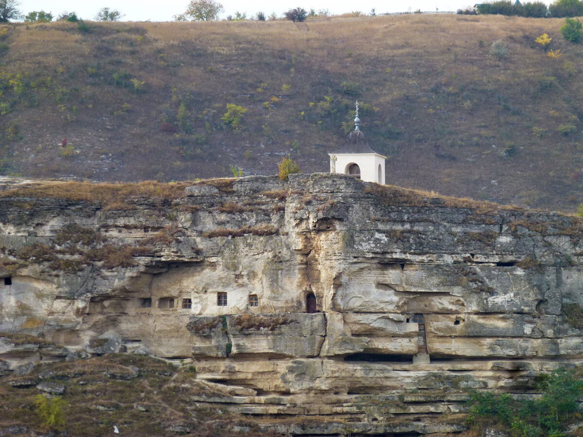 Скит Успения Божией Матери, Бутучены (Оргеевский район, Молдова). общий вид в ландшафте, Слева видна церковь Рождества Богородицы