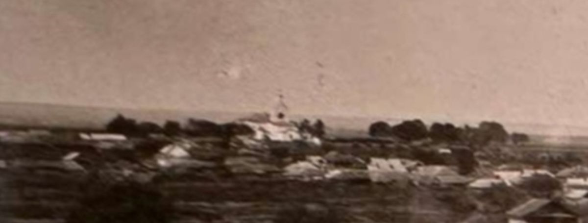 В точном соответствии с  данными газеты Симбирянин , колокольня церкви приюта видна вдали  за рекой на Богоявленском съезде к Свияге на фото оползня  после ливня 6 августа 1922 г . Мы увеличили фрагмент фото , опубликованного Управлением инженерной защиты https://vk.com/wall-221961429_210 , документальные фотографии. Церковь Успения Пресвятой Богородицы при бывшем детском приюте Ведомства Учреждений Императрицы Марии, Ульяновск (Ульяновск, город, Ульяновская область)