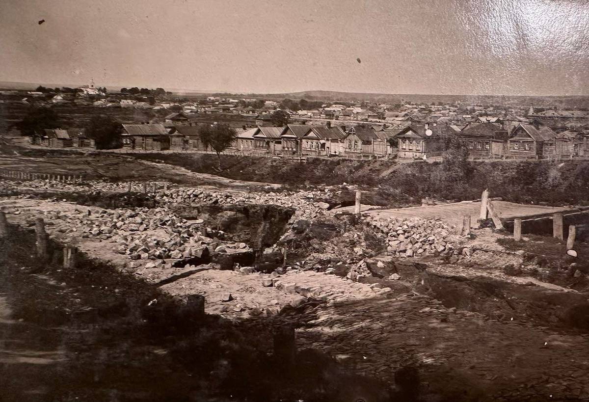 Колокольня церкви приюта  вдали слева . На переднем  плане Богоявленский съезд к Свияге , овраг реки Симбирки  и дома .  Фотография  запечатлела оползень после ливня 6 августа 1922 года и  опубликована Управлением инженерной защиты  https://vk.com/wall-221961429_210  , документальные фотографии. Церковь Успения Пресвятой Богородицы при бывшем детском приюте Ведомства Учреждений Императрицы Марии, Ульяновск (Ульяновск, город, Ульяновская область)