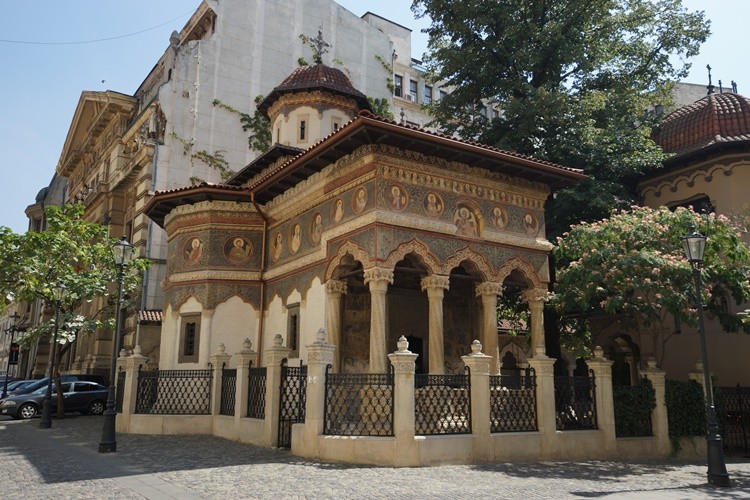 Бухарест, Сектор 3. Монастырь Ставрополеос. Церковь Михаила и Гавриила Архангелов. фасады