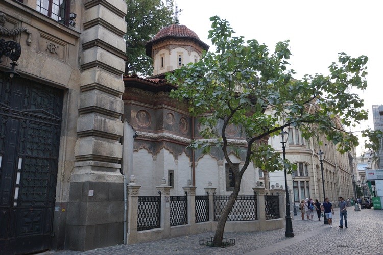 Бухарест, Сектор 3. Монастырь Ставрополеос. Церковь Михаила и Гавриила Архангелов. общий вид в ландшафте