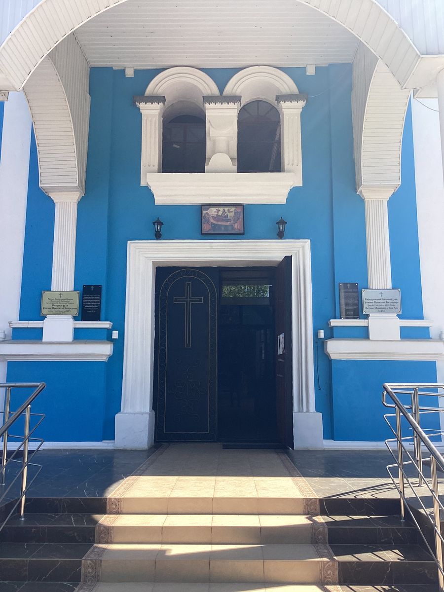 Западный вход, архитектурные детали. Кафедральный собор Успения Пресвятой Богородицы, Лабинск (Лабинский район, Краснодарский край)