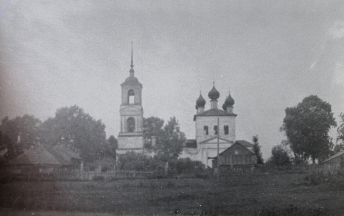 Церковь Успения Пресвятой Богородицы, Большое Никольское (Фурмановский район, Ивановская область). архивная фотография, Фото из альбома Н.М.Шарыкиной (пересъемка). фото примерно 60-е годы