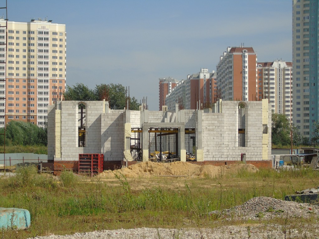 Церковь Покрова Пресвятой Богородицы на Люберецких полях, Некрасовка (Юго-Восточный административный округ (ЮВАО), г. Москва). документальные фотографии, Строящийся новый храм