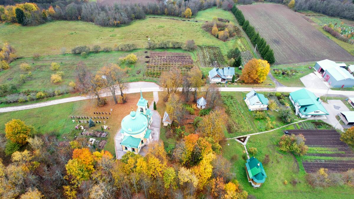 Скит Покровского Хотькова монастыря в Горошкове, Горошково (Сергиево-Посадский городской округ, Московская область). общий вид в ландшафте