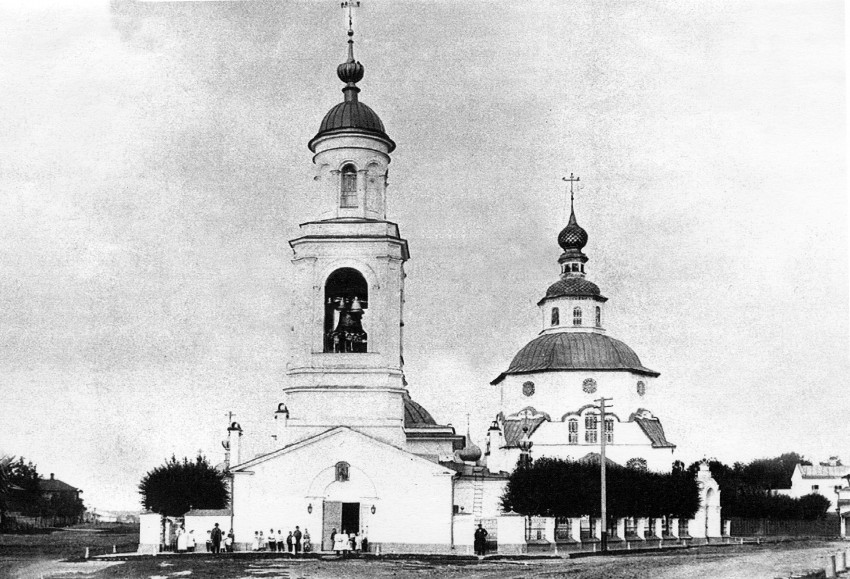 Церковь Троицы Живоначальной Пятницкого прихода, Ярославль (Ярославль, город, Ярославская область). архивная фотография, Церковь Троицы справа. Фото 1900-1917 год. с http://yargid.ru/