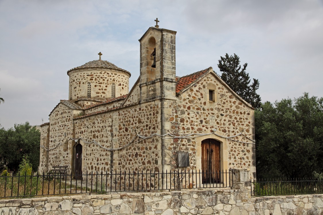 Церковь Маргариты Антиохийской (старая), Пирга (Ларнака, Кипр). общий вид в ландшафте, Церковь Святой Марины построена в XII в.