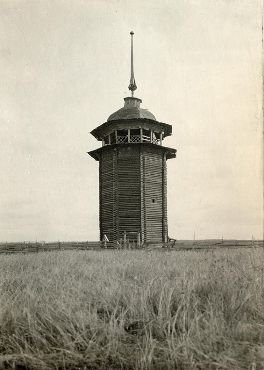 Церковь Петра и Павла, Кондратовская (Пучуга) (Верхнетоемский район, Архангельская область). архивная фотография, Вид на колокольню конца 18 века, находившуюся у церкви до пожара в 1940-е годы.. Фотография с сайта http://muvz.livejournal.com/
