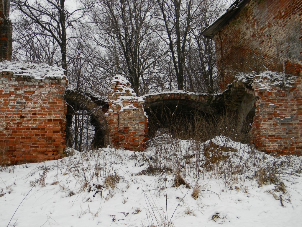 Церковь Рождества Пресвятой Богородицы, Строевая Гора (Комсомольский район, Ивановская область). фасады, Руины трапезной