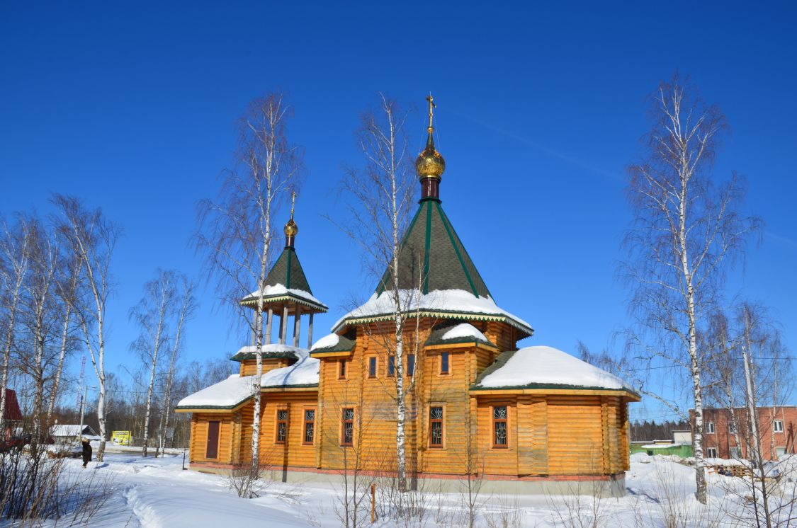 Бараки. Церковь Сергия Радонежского. общий вид в ландшафте