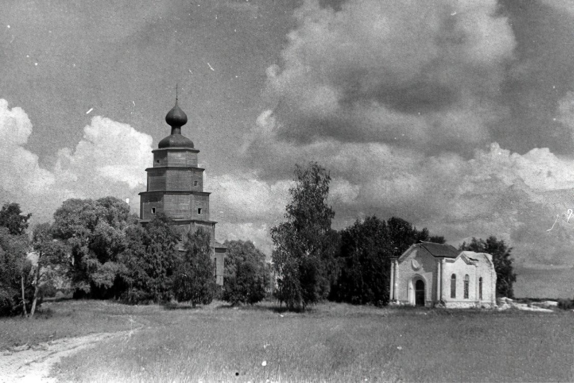 Церковь Рождества Пресвятой Богородицы на Корне, Лукачёво (Богородский погост) (Усть-Кубинский район, Вологодская область). архивная фотография, Церковь слева. Фото 1960-х годов из фондов ЦГАКФФД СПб