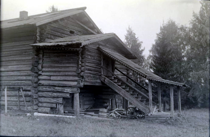 Церковь Николая Чудотворца (деревянная), Дракованова Кулига, урочище (Красноборский район, Архангельская область). архивная фотография, Крыльцо Никольской церкви в с. Кулига Дракованова. Фото Чинякова А. Г. 1953 г. из коллекции ГНИМА. (ГК №38693904)