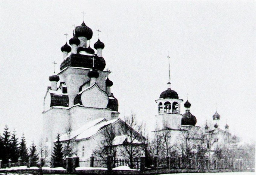 Церковь Преображения Господня, Чекуево (Онежский район, Архангельская область). архивная фотография, Храмовый ансамбль в с. Чекуево (Мардинское), бывшем центре Чекуевского прихода и обширной Мардинской волости Онежского уезда: это девятиглавый Преображенский храм (1687 г.), колокольня (1740 г.), одноглавая Успенская церковь (1675г.) и «новая» Сретенская церковь (1893 г.